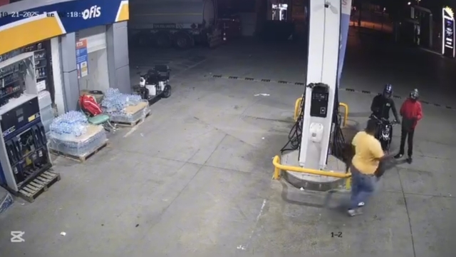 Silahlı şüpheliler akaryakıt istasyonunun marketini soydu (2)