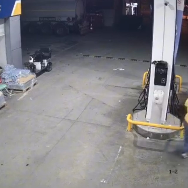 Silahlı şüpheliler akaryakıt istasyonunun marketini soydu (2)