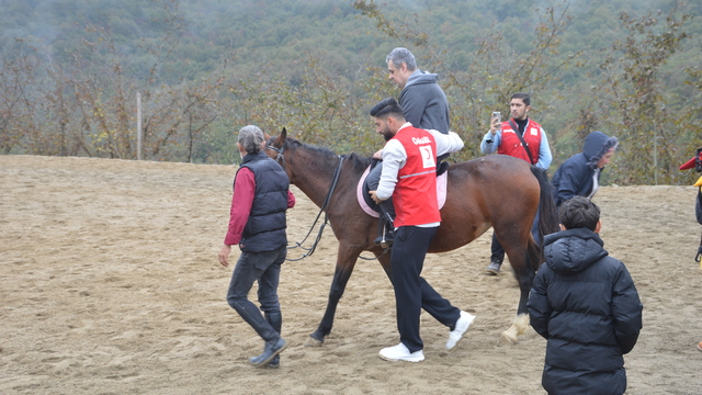 Sakarya'da özel gereksinimli bireyler ata binmenin heyecanını yaşadı