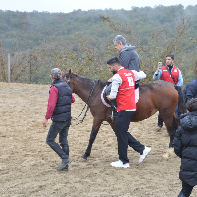 Sakarya'da özel gereksinimli bireyler ata binmenin heyecanını yaşadı