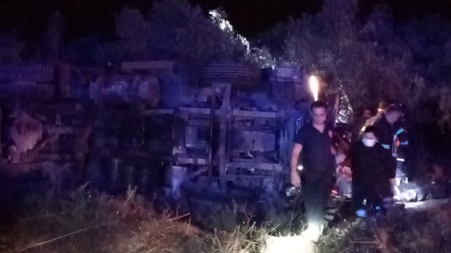 Yangından dönerken devrilen arazözdeki 2 itfaiyeci yaralandı