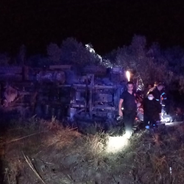 Yangından dönerken devrilen arazözdeki 2 itfaiyeci yaralandı