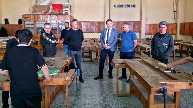 Gelibolu'da meslek liseliler okul sırası ve masa üretiyor