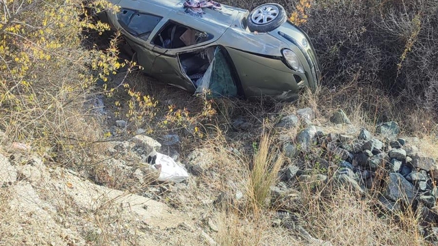 Tosya'da devrilen otomobildeki 2 kişi yaralandı