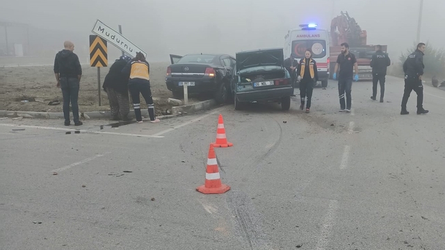 Kavşakta otomobiller çarpıştı: 1'i bebek, 4 yaralı