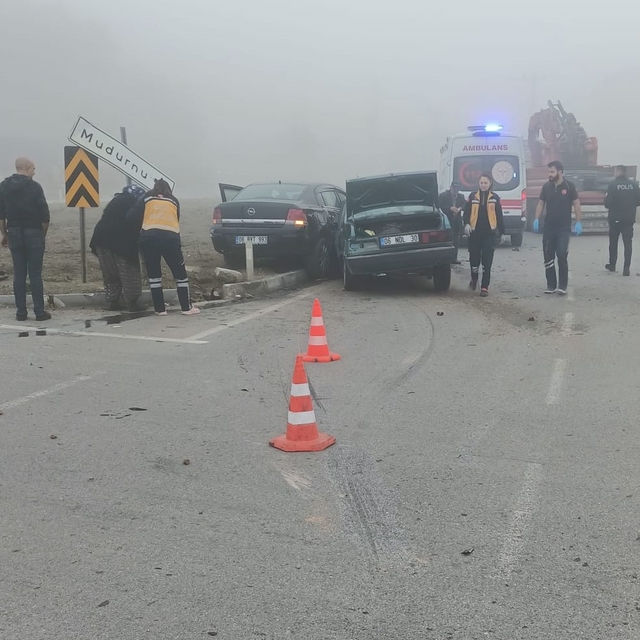 Kavşakta otomobiller çarpıştı: 1'i bebek, 4 yaralı