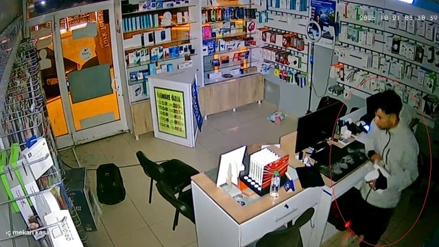 Elazığ'daki iş yerinden 70 bin TL'lik telefon hırsızlığı kamerada