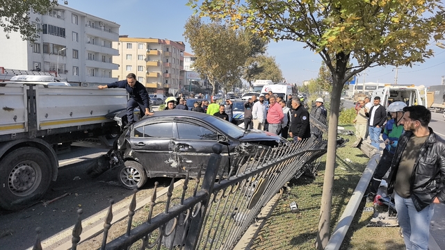 Ehliyetsiz sürücü, makas attığı otomobille kaza yaptı; 2 yaralı