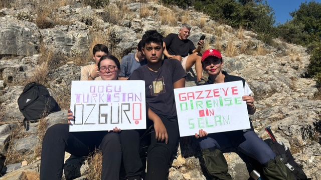 İzmir'de lise öğrencilerinden Gazze ve Doğu Türkistan için farkındalık yürüyüşü