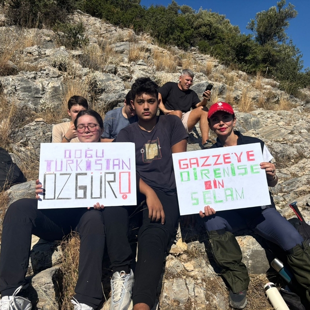 İzmir'de lise öğrencilerinden Gazze ve Doğu Türkistan için farkındalık yürü...