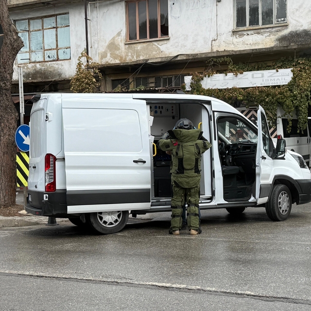 İzmir'de tarlada el bombası bulundu