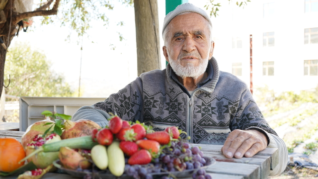Ispartalı İbrahim dede "Hayır Bahçesi"ndeki ürünleri ziyaretçilere ücretsiz ikram ediyor