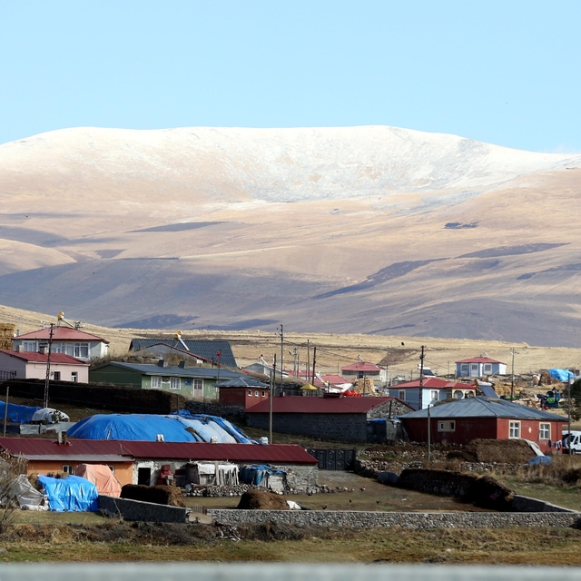 Ardahan'da tepeler beyaza büründü