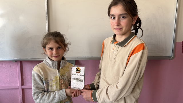 KİHAYKO'dan yaralı leyleğin bakımını üstlenen kardeşlere teşekkür plaketi