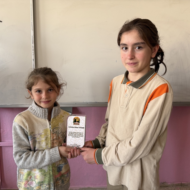 KİHAYKO'dan yaralı leyleğin bakımını üstlenen kardeşlere teşekkür plaketi