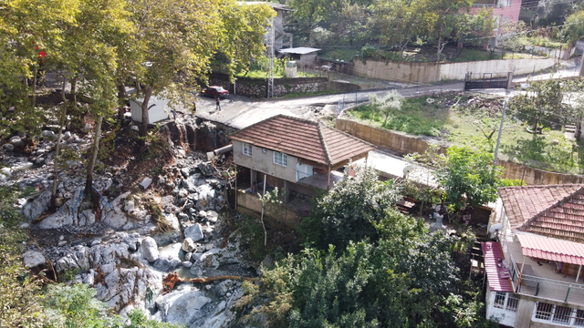 Hatay'da sağanaktan etkilenen yerlerde temizlik ve iyileştirme çalışmaları sürüyor