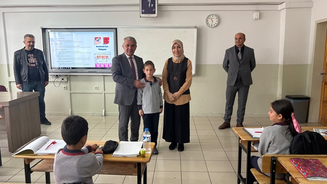 Erzurum'da Heimlich manevrasıyla öğrencisini kurtaran öğretmene tebrik ziyareti