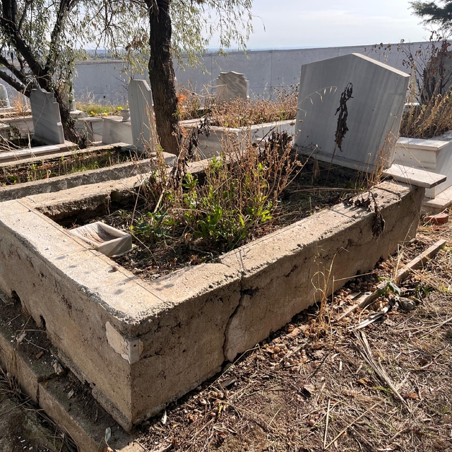 Tekirdağ'da mezarlıktan çaldığı mermerleri evinde kullandığı öne sürülen şü...