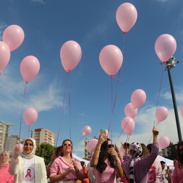 Adana'da meme kanseri farkındalığı için gökyüzüne pembe balonlar bırakıldı