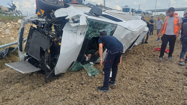 Hava yolu firmasının personelini taşıyan minibüs devrildi: 1'i ağır 5 yaralı