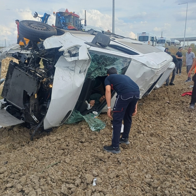 Hava yolu firmasının personelini taşıyan minibüs devrildi: 1'i ağır 5 yaral...