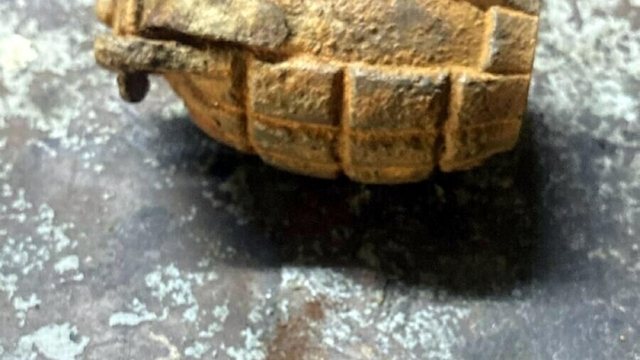 Tarlada bulduğu el bombasını babasının iş yerine götürdü