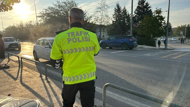 Düzce'de okul önlerinde yaya geçidi uygulaması yapıldı