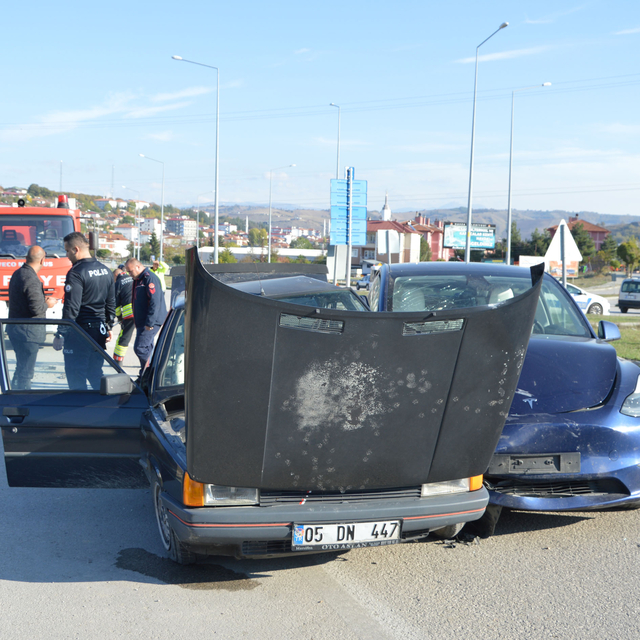 Samsun'da iki otomobilin karıştığı kazada 1 kişi yaralandı
