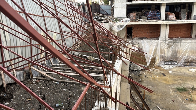 Samsun'da istinat duvarının çökme tehlikesi nedeniyle cadde trafiğe kapatıldı