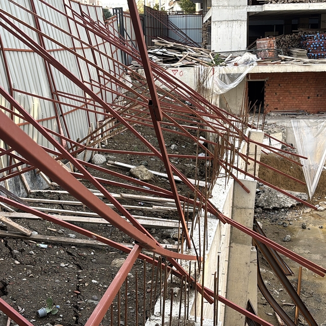 Samsun'da istinat duvarının çökme tehlikesi nedeniyle cadde trafiğe kapatıl...