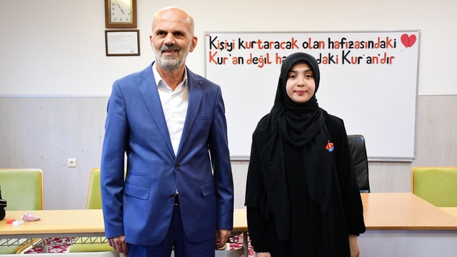 Ladik Belediye Başkanı Topal, Türkiye birincisi Hafize İlbay'a altın taktı