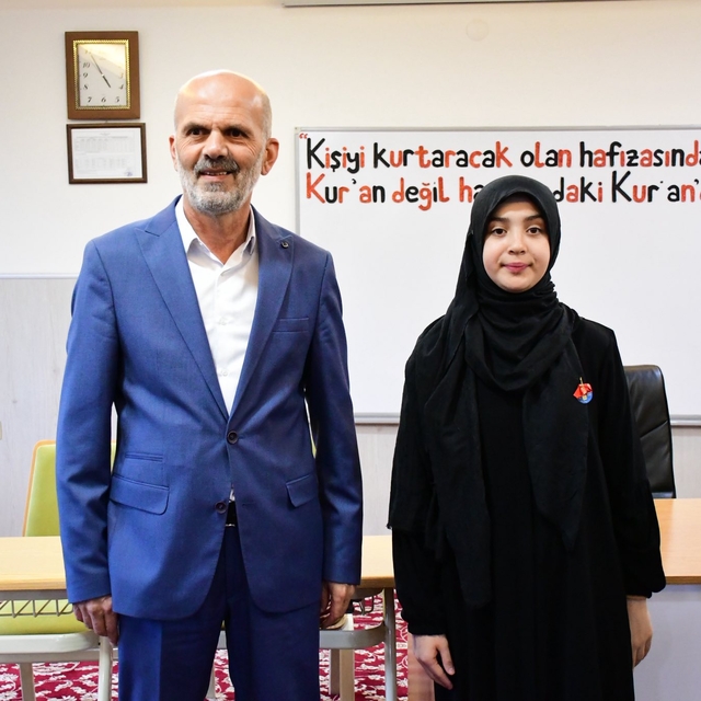 Ladik Belediye Başkanı Topal, Türkiye birincisi Hafize İlbay'a altın taktı