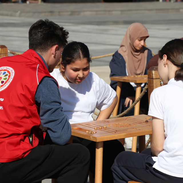 Sakarya'ya gelen "Geleneksel Oyunlar Tırı" 2 bin kişiyi geçmişin oyunlarıyl...