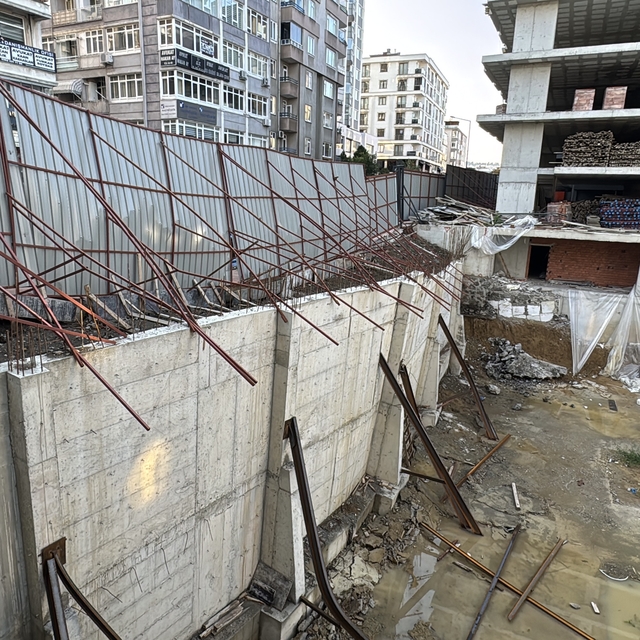 İstinat duvarında çökme riski tespit edildi, yol ulaşıma kapatıldı