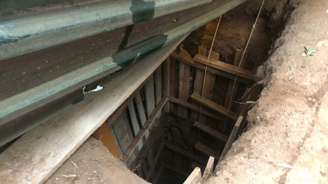 Bahçesinde kaçak tarihi eser kazısı yaparken suçüstü yakalandı