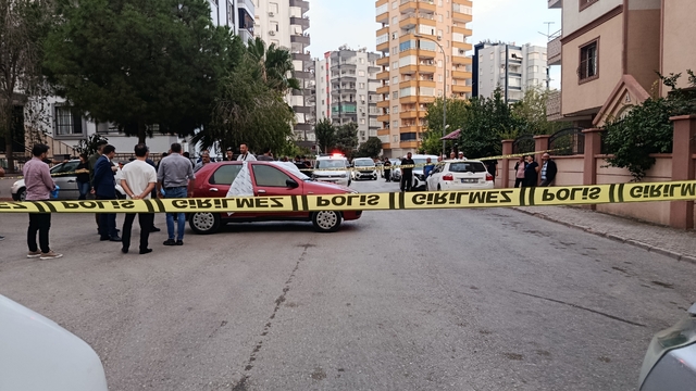 Adana'da bir kişi otomobilde ölü bulundu; Vücudunda darp izleri tespit edildi