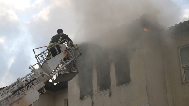 Serik'te 3 katlı apartmanda çıkan yangın söndürüldü