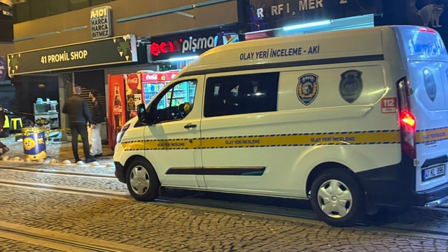 Eğlence mekanında çıkan ve caddeye taşan kavgada 2 kişi tabancayla vuruldu