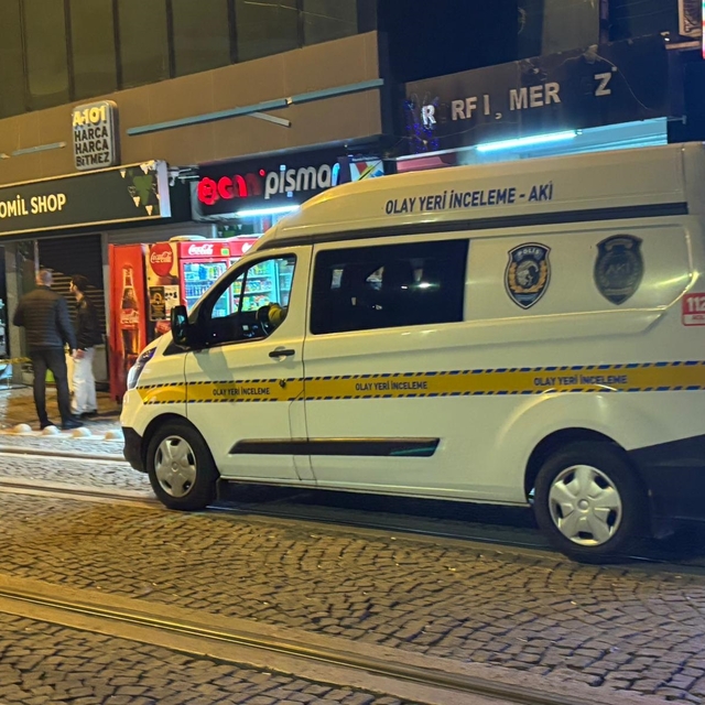 Eğlence mekanında çıkan ve caddeye taşan kavgada 2 kişi tabancayla vuruldu