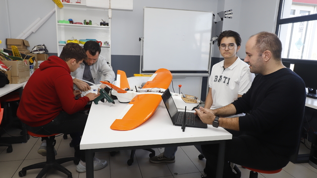 Otonom model uçak yapımını öğrencilerine aktarıyorlar
