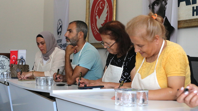 Hatay'da afetzede sanatçılar "atölye günleri" etkinliğinde el sanatlarını tanıtıyor