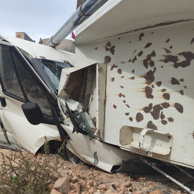 Kum yüklü kamyon minibüsün üzerine devrildi