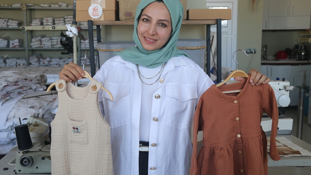 Akademisyenliği bırakan kadın girişimci hemcinsleriyle çocuk kıyafeti tasarlayıp dikiyor