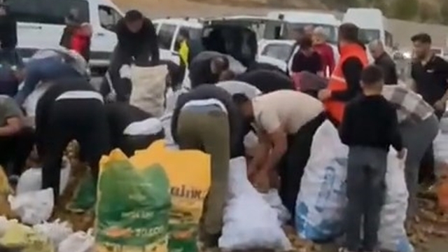 Arızalanan kamyonetindeki patatesleri ücretsiz dağıttı