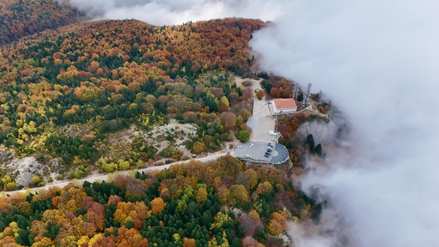 Sisle örtülü Uludağ'da sonbahar güzelliği dronla görüntülendi