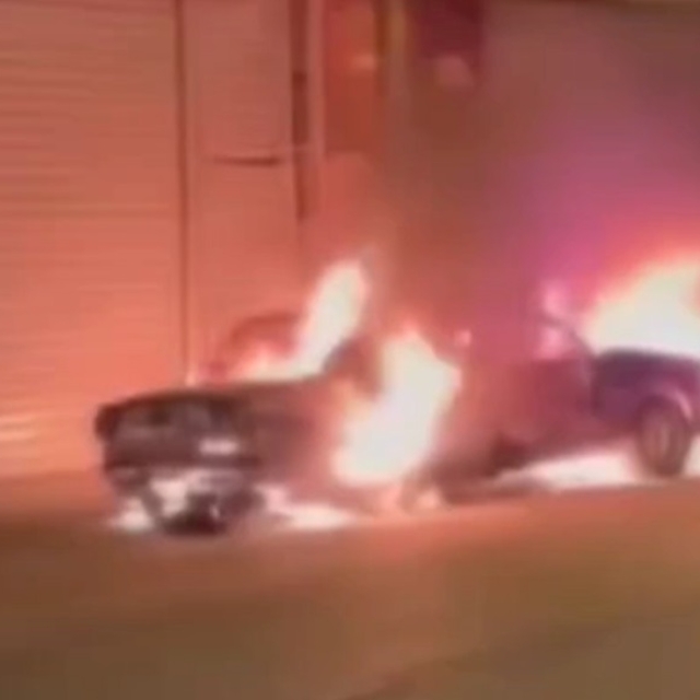 Sanayi sitesinde 5 araç kundaklandı