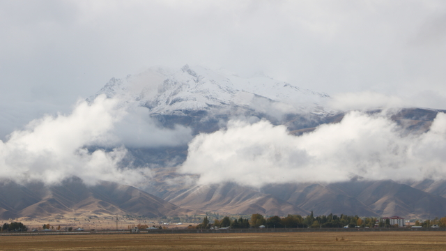 Cilo-Sat Dağları zirvesi beyaza büründü