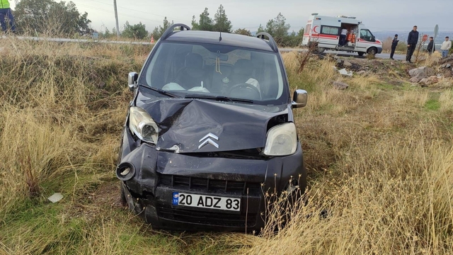 Uşak'ta hafif ticari araçla otomobilin çarpışması sonucu 5 kişi yaralandı