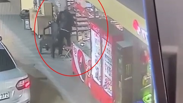 Cam kapıyı fark etmeyince başını çarptı; o onlar kamerada