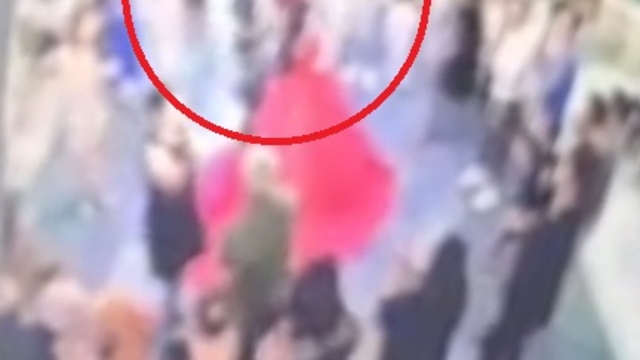 Düğün salonundaki dev avize, pistte dans eden gelinin üzerine düştü